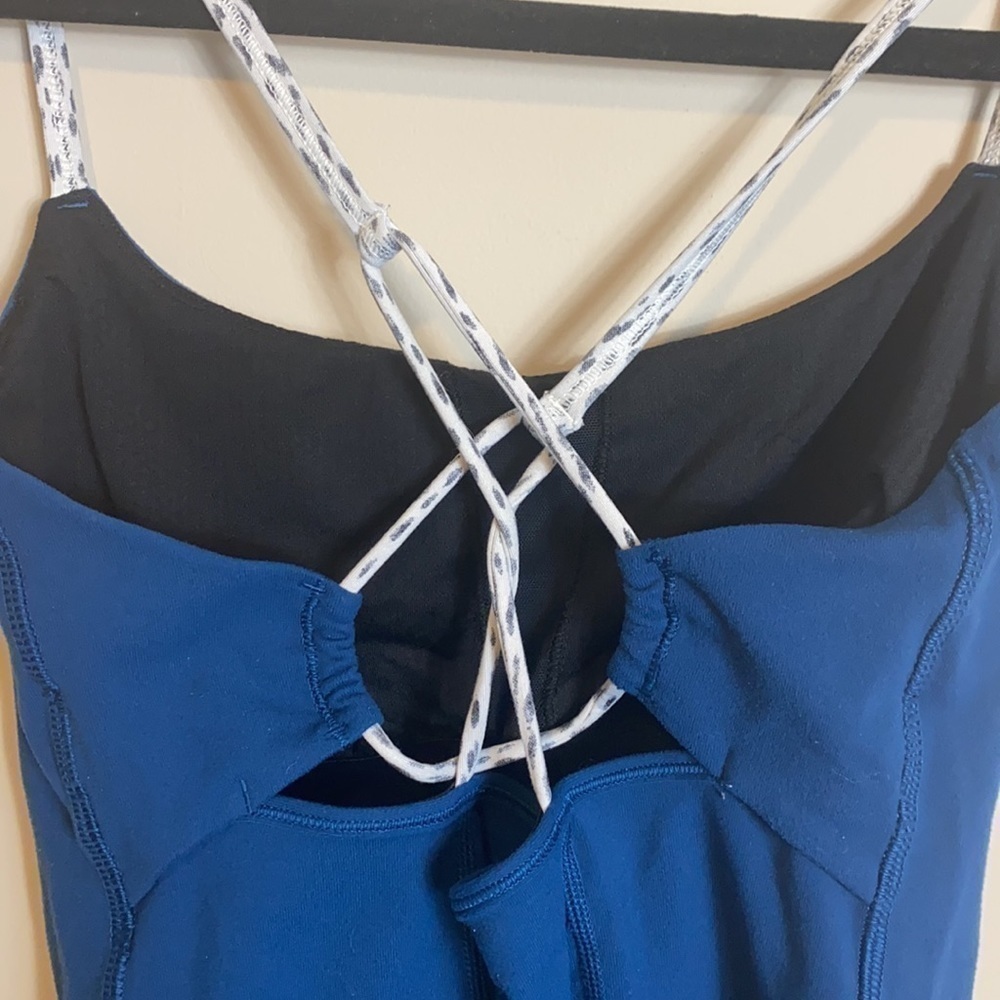 Lululemon Blue workout tank with built in bra size 8 - Picture 5 of 5